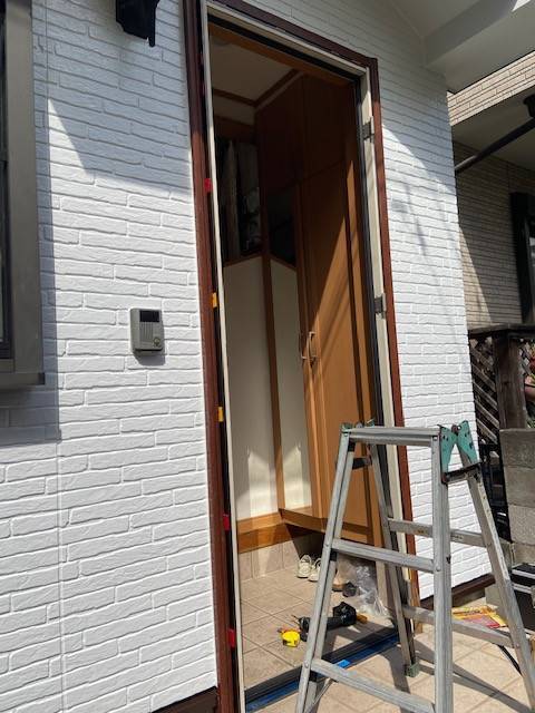 イワセトーヨー住器のさいたま市南区で玄関ドアを交換しました/リシェント玄関ドア/リクシルの施工後の写真2
