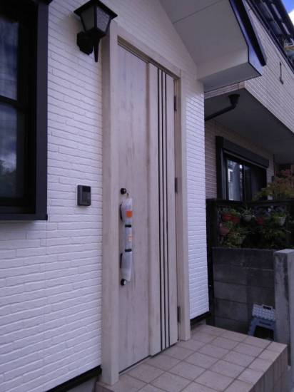 イワセトーヨー住器のさいたま市南区で玄関ドアを交換しました/リシェント玄関ドア/リクシル施工事例写真1