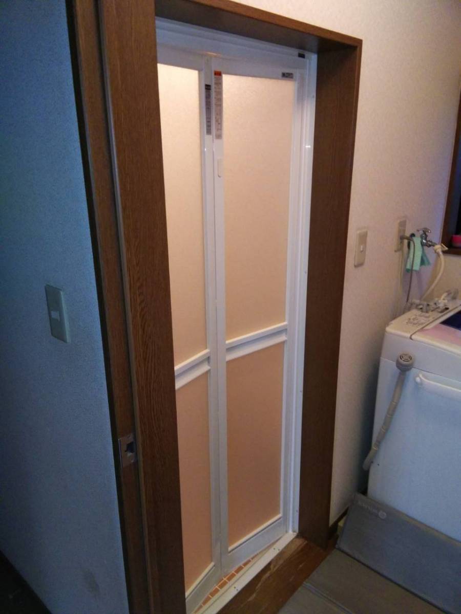 イワセトーヨー住器の川口市/LIXIL浴室中折れドア/カバー工法工事致しました。の施工後の写真1