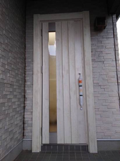 イワセトーヨー住器の蓮田市でリシェント玄関ドア/リクシルを取り付けました施工事例写真1
