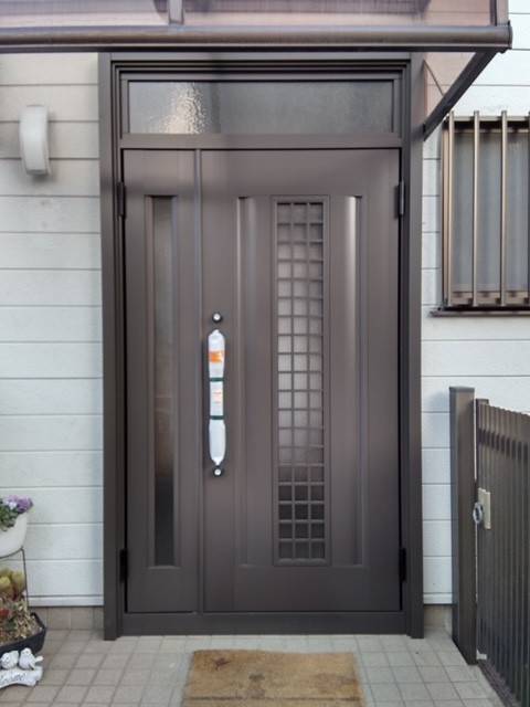 イワセトーヨー住器の春日部市で玄関ドアのカバー工法工事をしました。リシェント玄関ドア３/リクシルの施工後の写真1