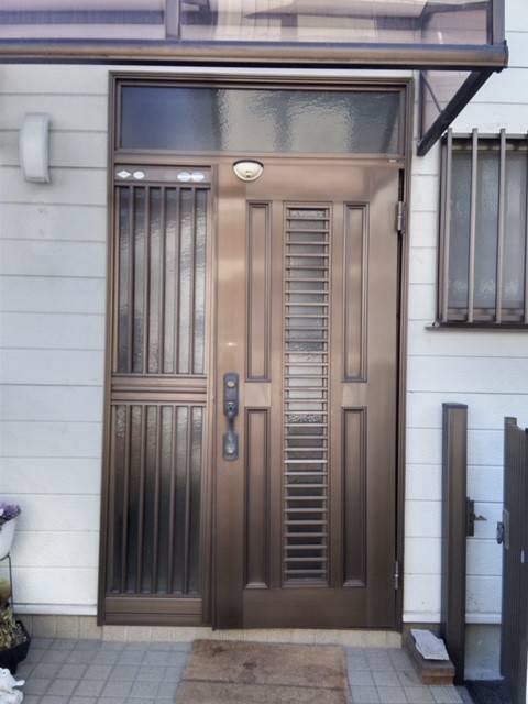 イワセトーヨー住器の春日部市で玄関ドアのカバー工法工事をしました。リシェント玄関ドア３/リクシルの施工前の写真1