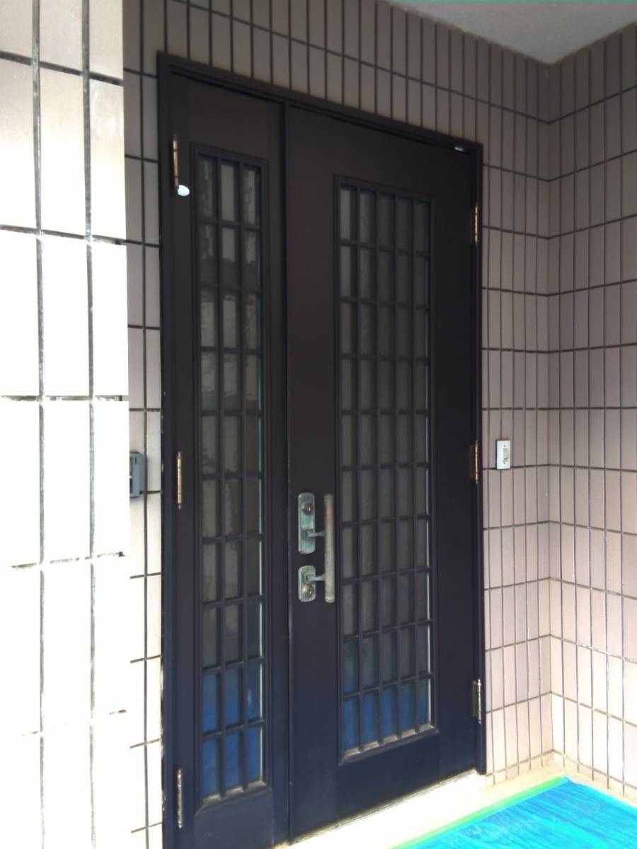 イワセトーヨー住器のさいたま市で玄関ドアをカバー工法で取替ました。リシェント玄関ドア３/リクシルの施工前の写真1
