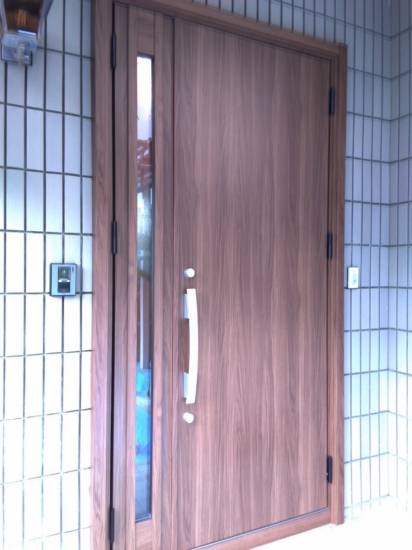 イワセトーヨー住器のさいたま市で玄関ドアをカバー工法で取替ました。リシェント玄関ドア３/リクシル施工事例写真1