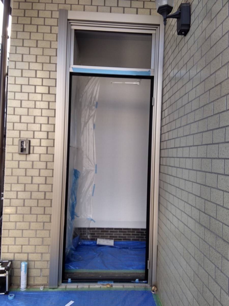 イワセトーヨー住器の玄関ドア（アパートドア）カバー工法工事　の施工後の写真1
