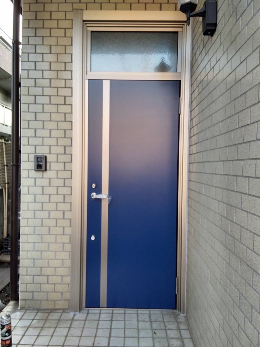 イワセトーヨー住器の玄関ドア（アパートドア）カバー工法工事　の施工後の写真2