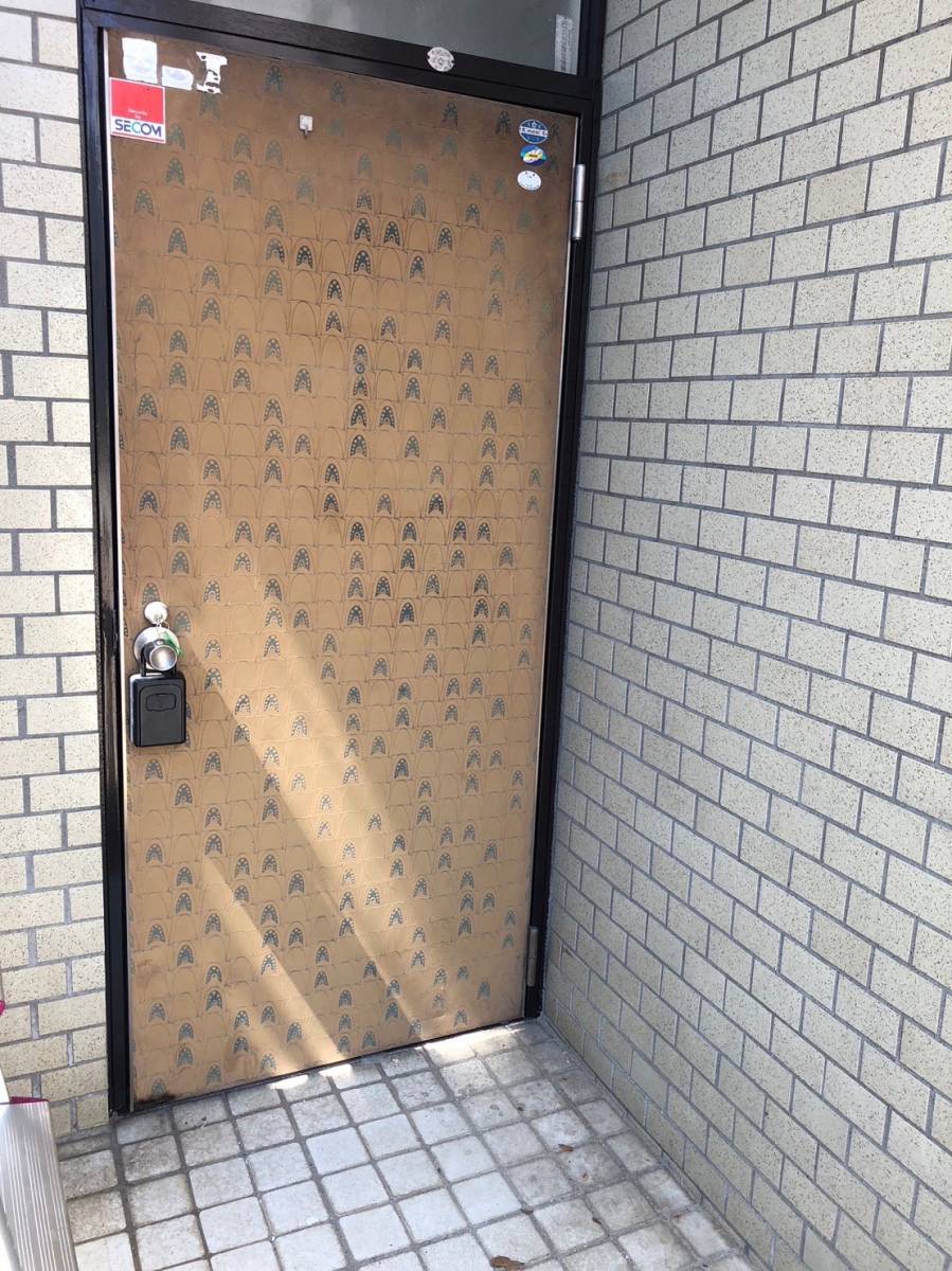 イワセトーヨー住器の玄関ドア（アパートドア）カバー工法工事　の施工前の写真1