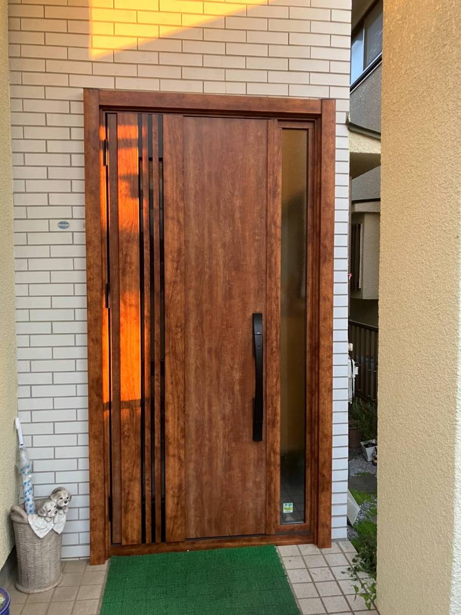 イワセトーヨー住器の上尾市で玄関ドアのカバー工法工事をしました。/リクリル/リシェント玄関ドア３の施工後の写真1