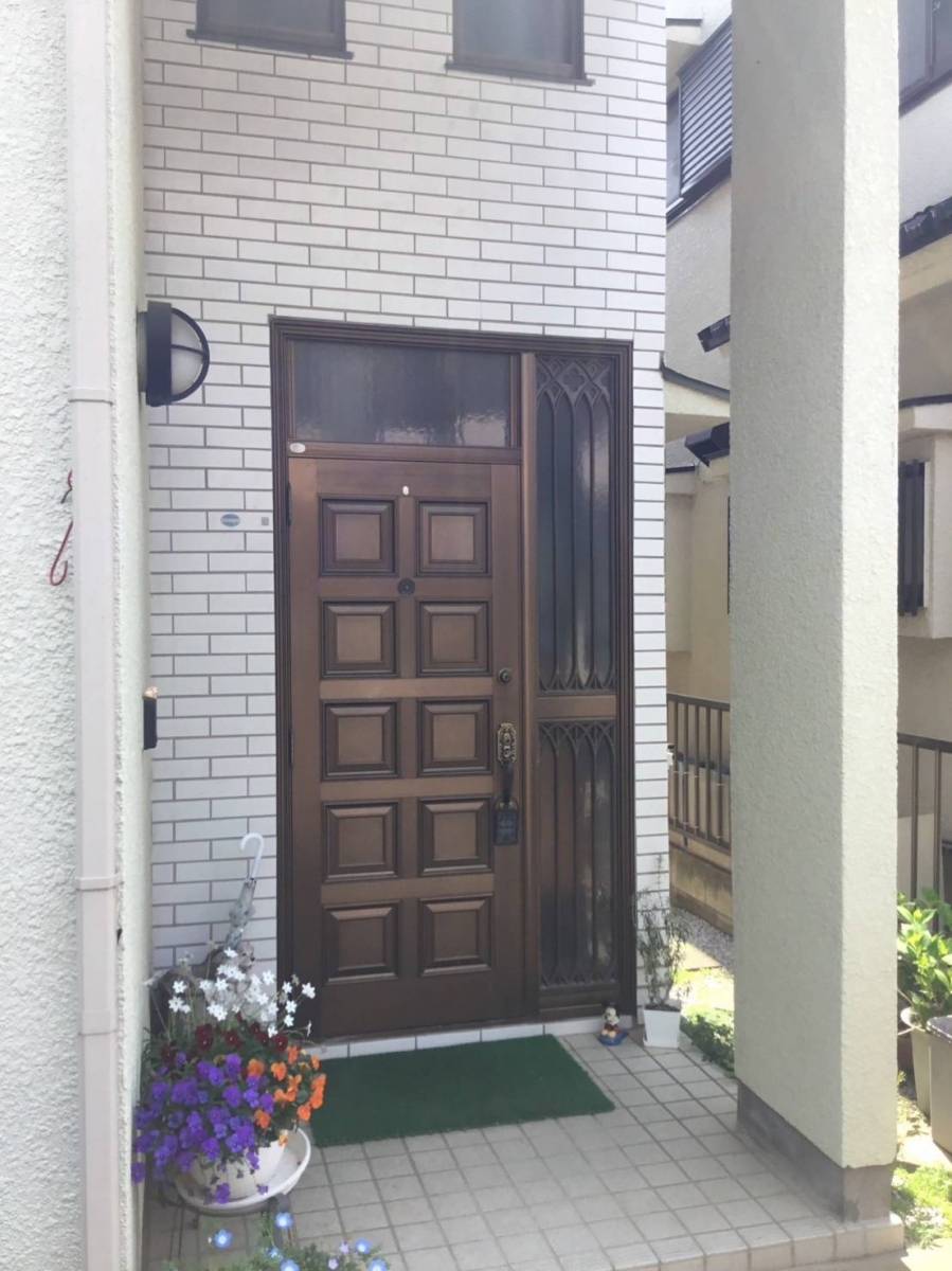 イワセトーヨー住器の上尾市で玄関ドアのカバー工法工事をしました。/リクリル/リシェント玄関ドア３の施工前の写真1