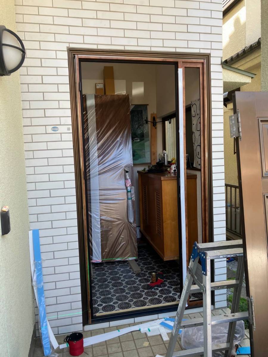 イワセトーヨー住器の上尾市で玄関ドアのカバー工法工事をしました。/リクリル/リシェント玄関ドア３の施工前の写真2