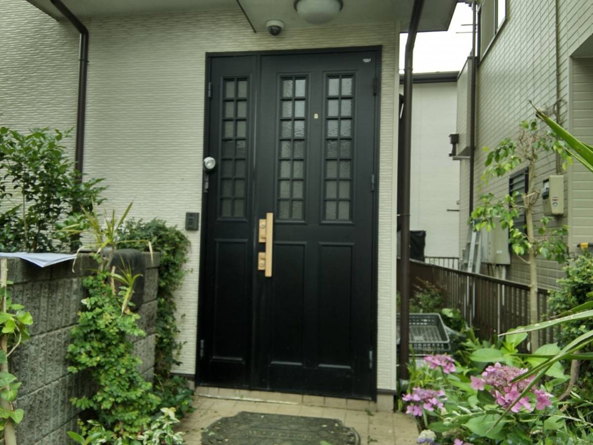 イワセトーヨー住器のさいたま市で玄関ドアのカバー工法／リクシル　リシェント３の施工前の写真1