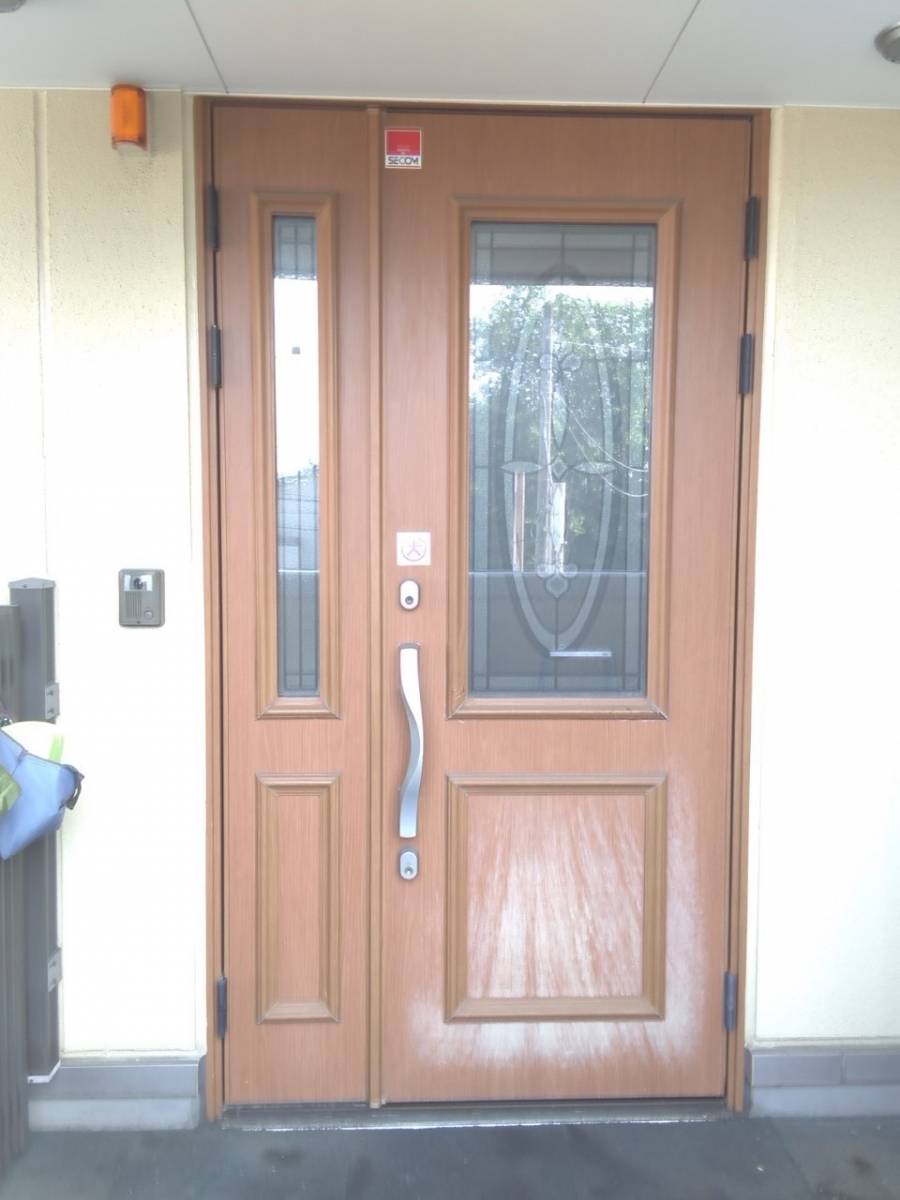 イワセトーヨー住器のさいたま市で玄関ドアのカバー工法工事をしました。/リシェント玄関ドア３の施工前の写真1