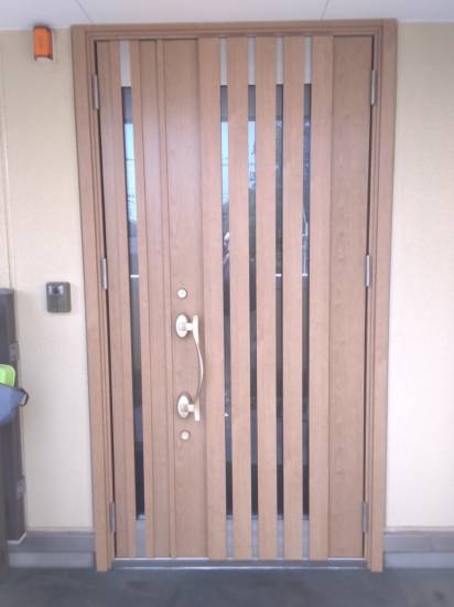 イワセトーヨー住器のさいたま市で玄関ドアのカバー工法工事をしました。/リシェント玄関ドア３施工事例写真1