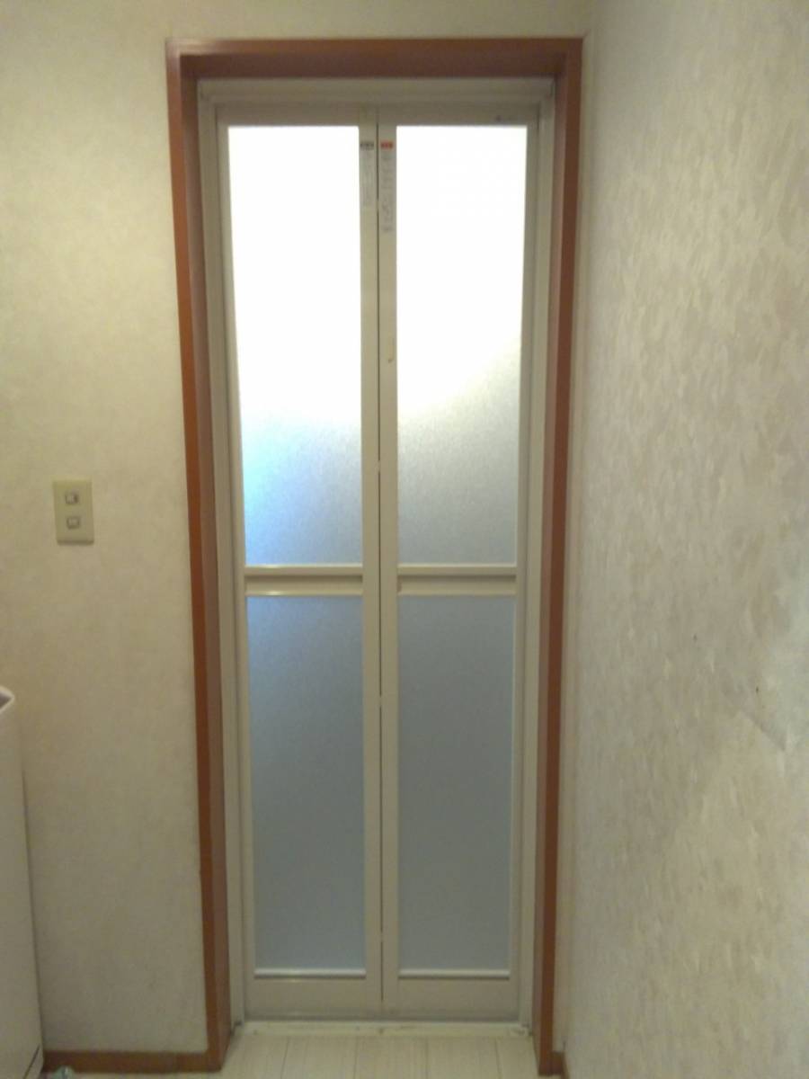 イワセトーヨー住器の浴室折戸をアタッチメント工法で取り替えました。の施工後の写真1
