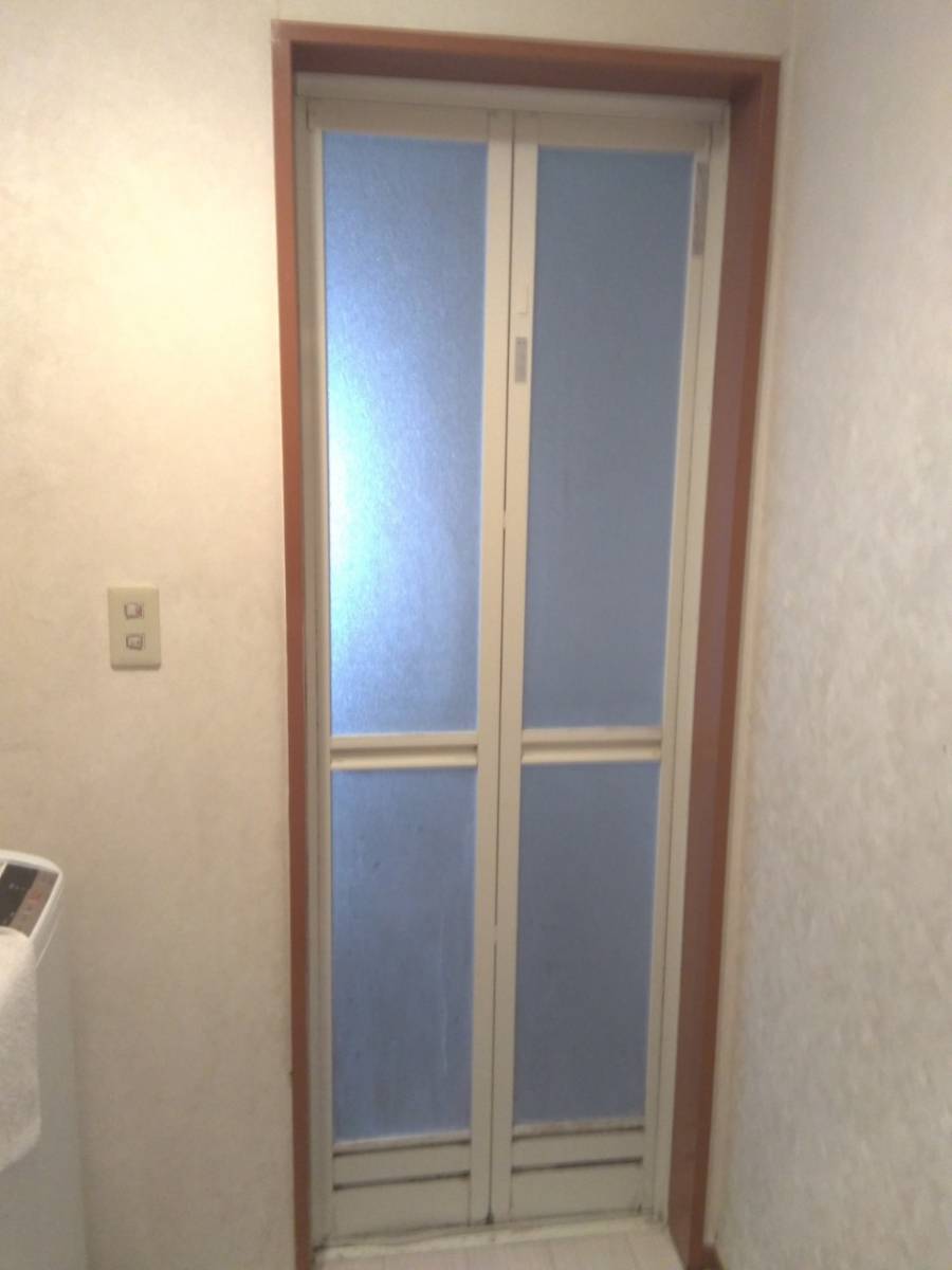 イワセトーヨー住器の浴室折戸をアタッチメント工法で取り替えました。の施工前の写真1