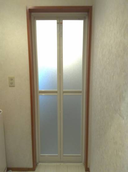 イワセトーヨー住器の浴室折戸をアタッチメント工法で取り替えました。施工事例写真1