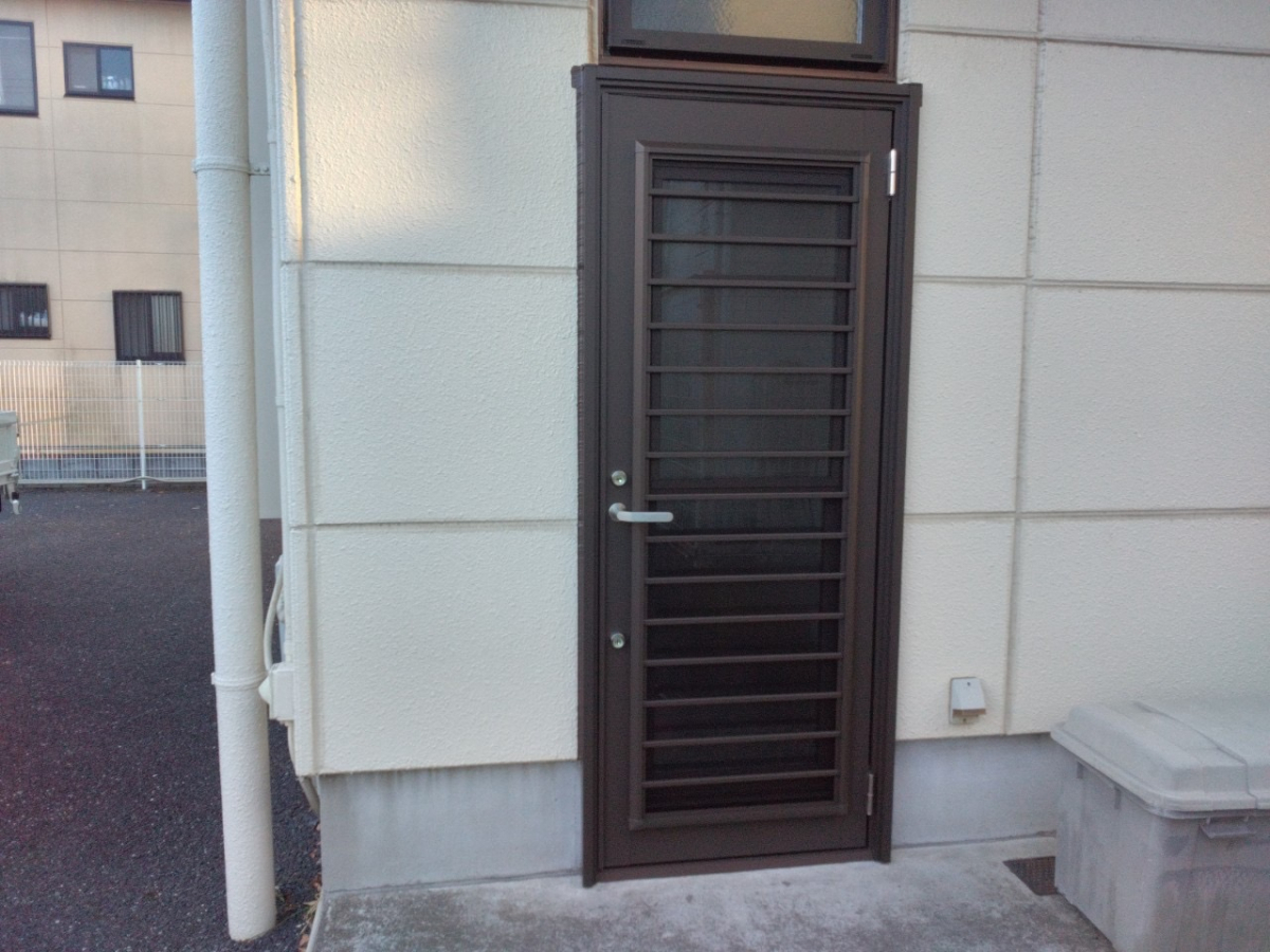 イワセトーヨー住器の行田市で勝手口ドアのカバー工法で取替工事をしました。リシェント勝手口ドアPGの施工後の写真1