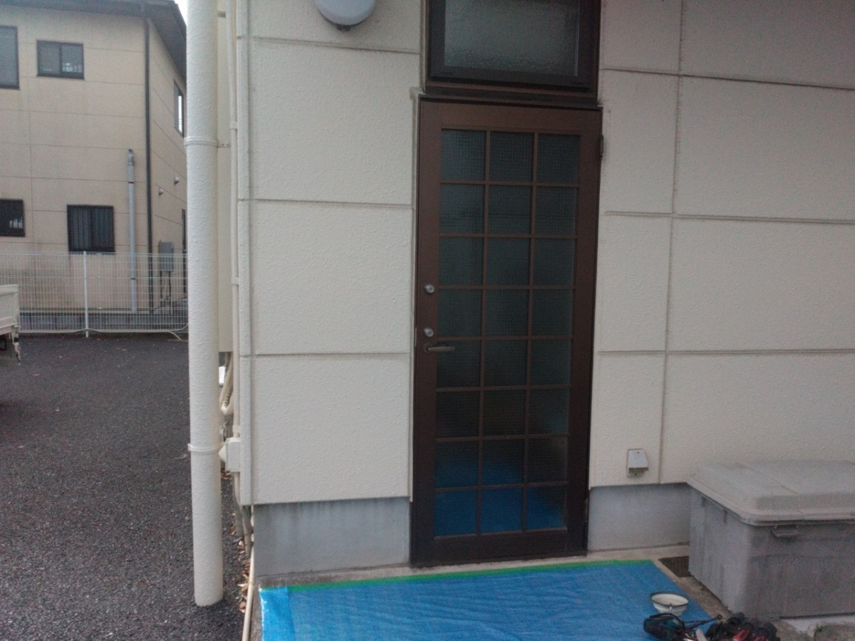 イワセトーヨー住器の行田市で勝手口ドアのカバー工法で取替工事をしました。リシェント勝手口ドアPGの施工前の写真1