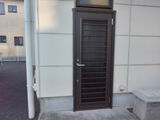 イワセトーヨー住器の行田市で勝手口ドアのカバー工法で取替工事をしました。リシェント勝手口ドアPG施工事例写真1