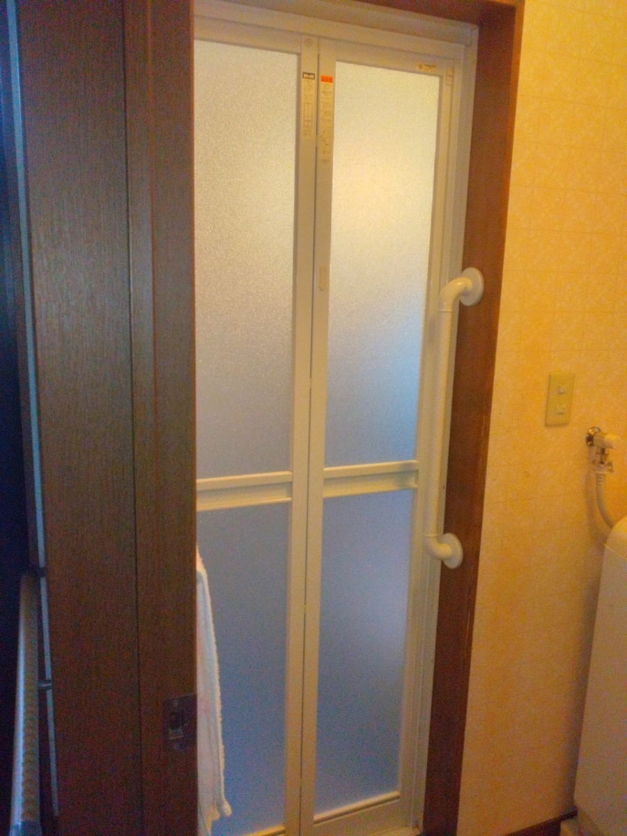 イワセトーヨー住器のさいたま市　M様邸　LIXIL　浴室中折れドア　カバー工法実施致しました。の施工後の写真1