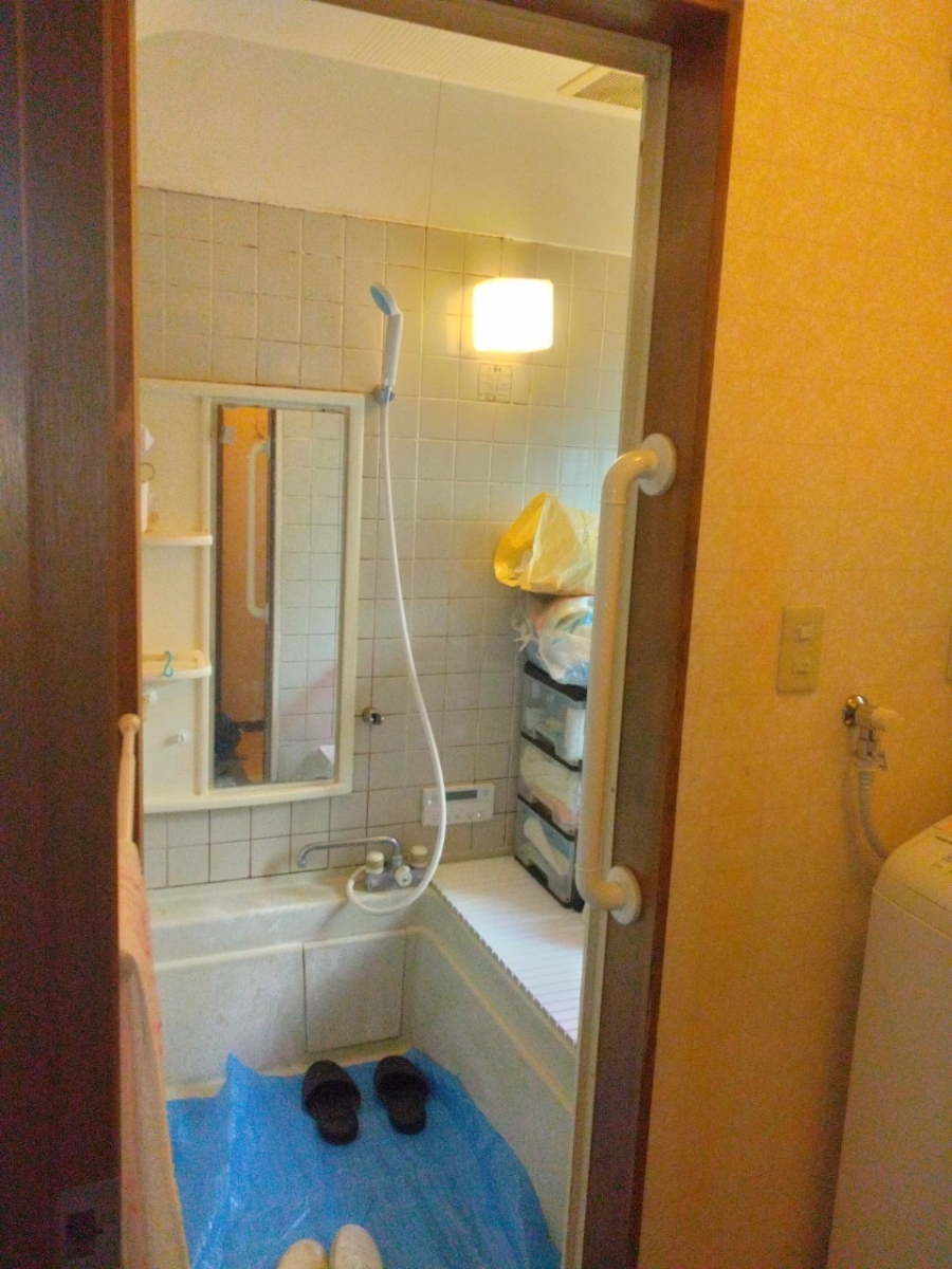 イワセトーヨー住器のさいたま市　M様邸　LIXIL　浴室中折れドア　カバー工法実施致しました。の施工前の写真1
