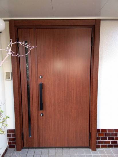 イワセトーヨー住器の玄関ドアの取替施工事例写真1