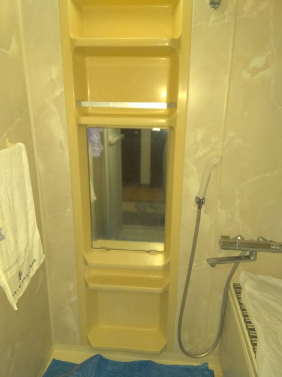 イワセトーヨー住器の浴室中折カバー工法の施工前の写真2