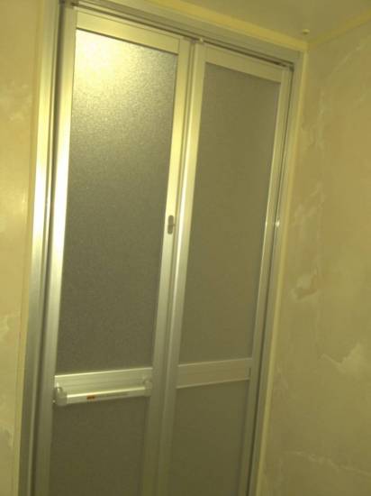 イワセトーヨー住器の浴室中折カバー工法施工事例写真1