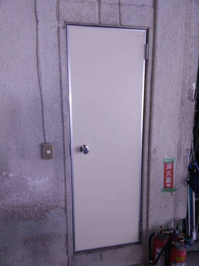 イワセトーヨー住器の勝手口ドア本体交換施工事例写真1