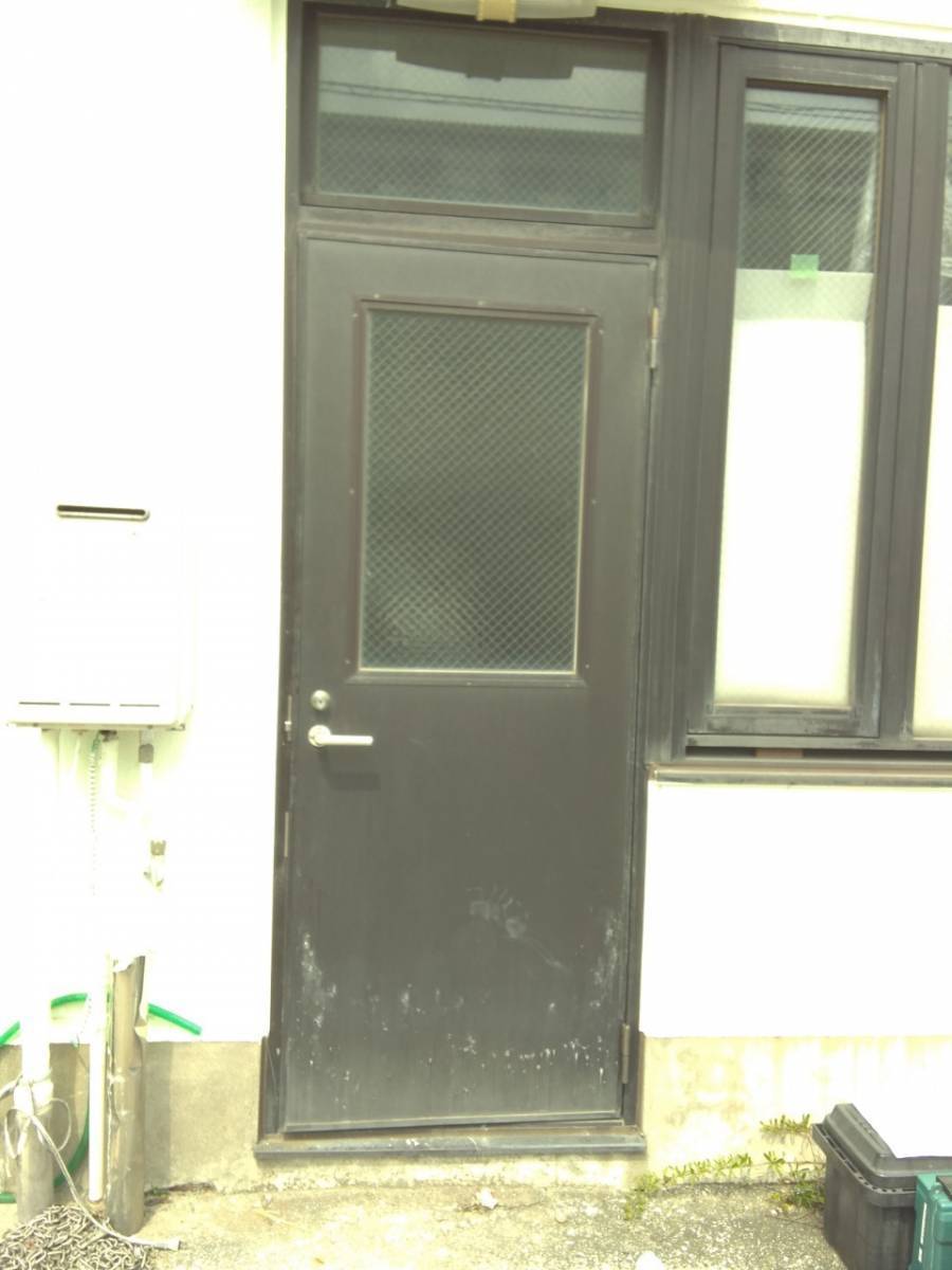 イワセトーヨー住器の古くなった勝手口ドアを交換しました/LIXIL　ロンカラーフラッシュドア　の施工前の写真1