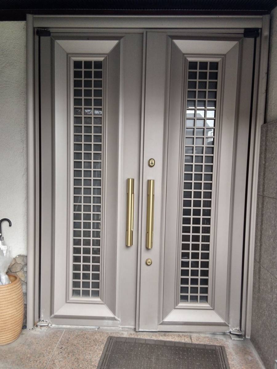 イワセトーヨー住器の玄関ドアのカバー工法工事を川口市で行いました。の施工前の写真1