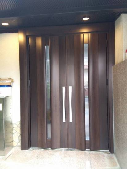 イワセトーヨー住器の玄関ドアのカバー工法工事を川口市で行いました。施工事例写真1