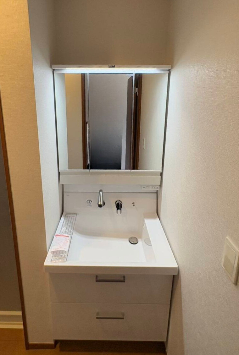 イワセトーヨー住器のさいたま市【収納もバッチリ👍】洗面化粧台取替工事の施工後の写真1