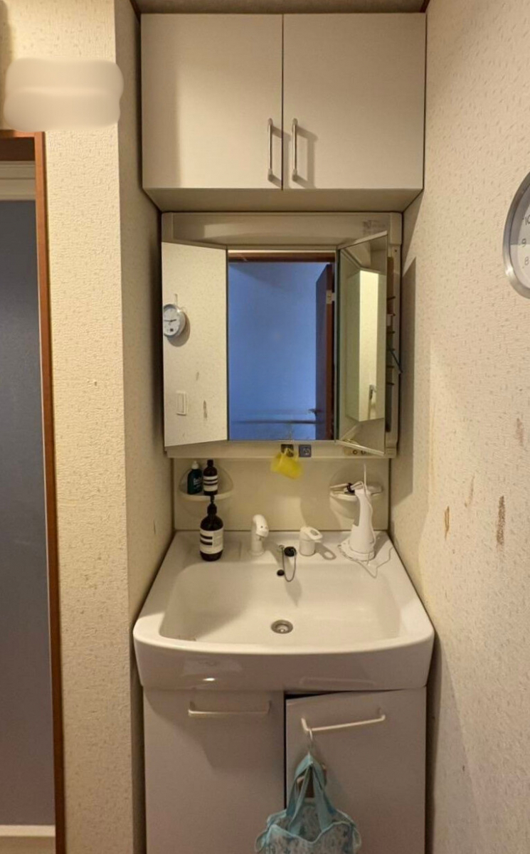 イワセトーヨー住器のさいたま市【収納もバッチリ👍】洗面化粧台取替工事の施工前の写真1
