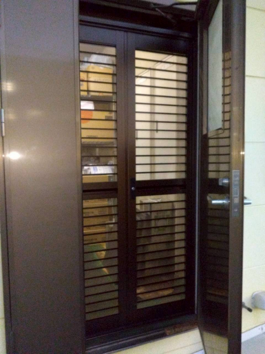 イワセトーヨー住器のさいたま市【金属製の網戸で強度バッチリ✨】網戸交換工事の施工後の写真1