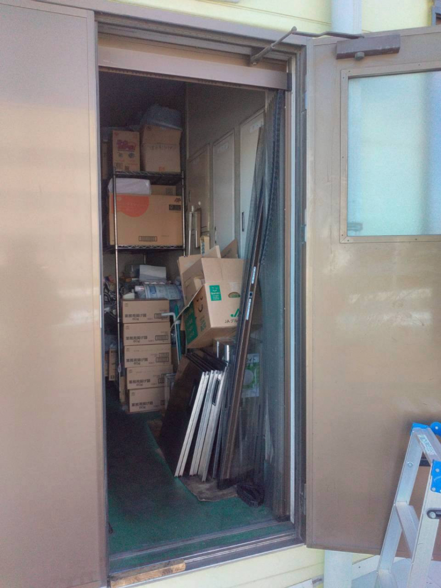 イワセトーヨー住器のさいたま市【金属製の網戸で強度バッチリ✨】網戸交換工事の施工前の写真1