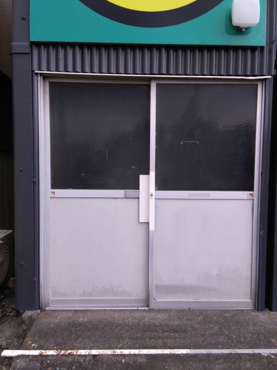 イワセトーヨー住器の店舗の引き戸を防犯ガラス仕様に交換しました/戸田市の施工前の写真1