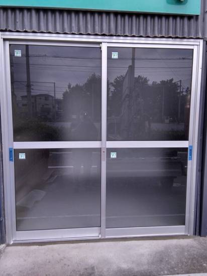 イワセトーヨー住器の店舗の引き戸を防犯ガラス仕様に交換しました/戸田市施工事例写真1