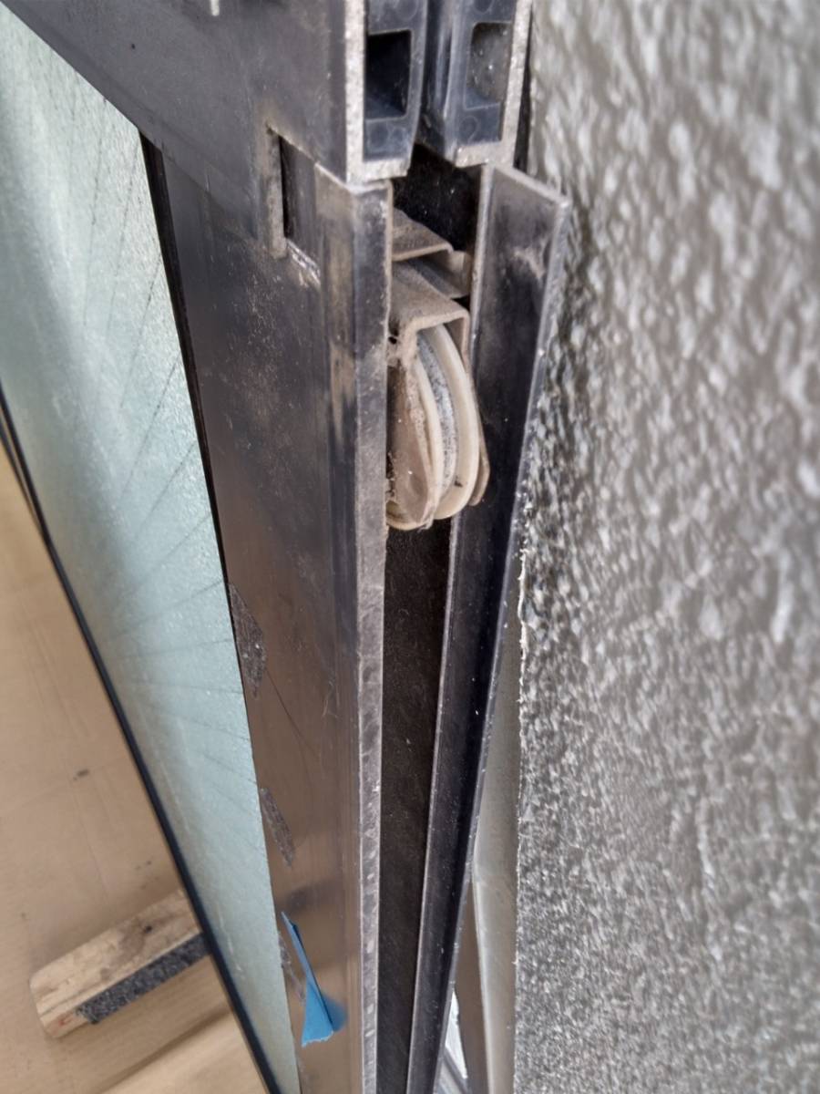 イワセトーヨー住器の戸田市のマンションのサッシの戸車を交換しました。の施工前の写真1