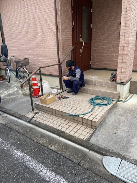 イワセトーヨー住器のさいたま市で玄関前に手すりの取り付け/グリップラインの施工後の写真1