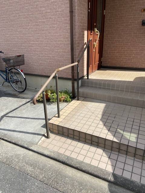 イワセトーヨー住器のさいたま市で玄関前に手すりの取り付け/グリップラインの施工後の写真3