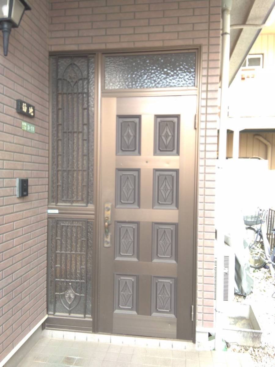 イワセトーヨー住器の玄関ドアのカバー工法工事を行いました。リシェント親子ドアの施工前の写真1