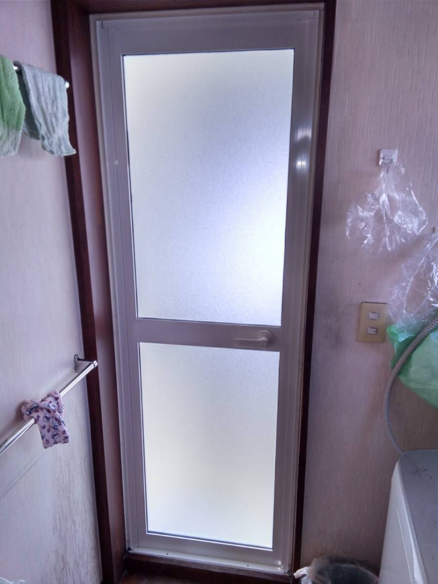 イワセトーヨー住器の浴室ドアカバー工法工事/LIXIL/ロンカラー浴室用の施工後の写真1