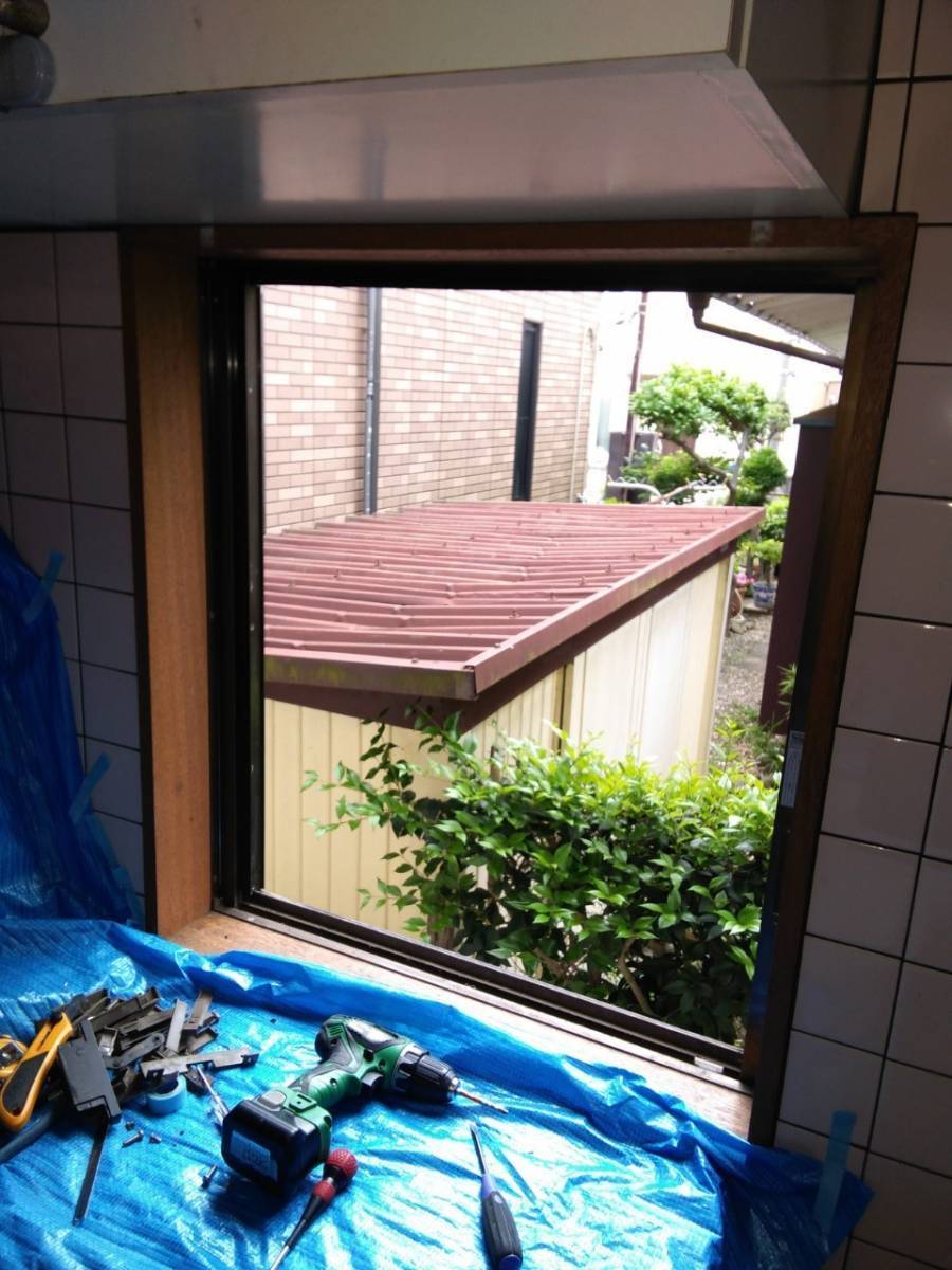 イワセトーヨー住器の戸田市でサッシカバー工法工事を行いました／リプラス　ルーバー窓を引違い窓にの施工後の写真3