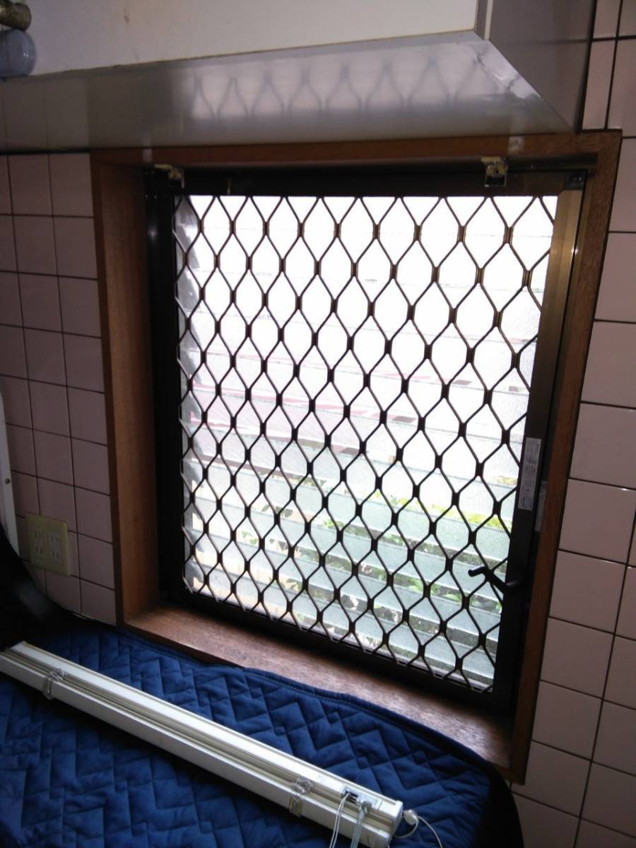イワセトーヨー住器の戸田市でサッシカバー工法工事を行いました／リプラス　ルーバー窓を引違い窓にの施工前の写真1