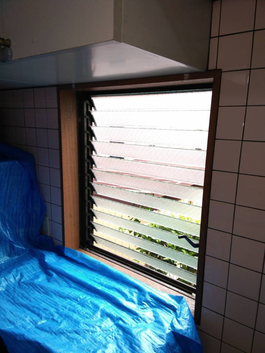 イワセトーヨー住器の戸田市でサッシカバー工法工事を行いました／リプラス　ルーバー窓を引違い窓にの施工前の写真2