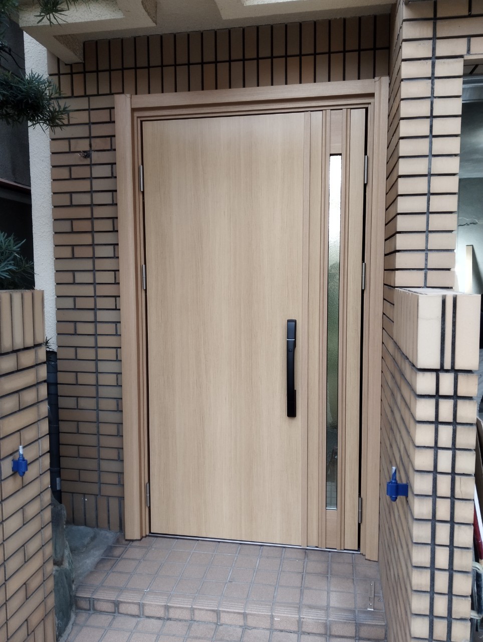 大阪市 リノベーション中 戸建て 玄関ドア交換工事 1日で完成! 1DEY 窓ドア京橋駅前店のブログ 写真1