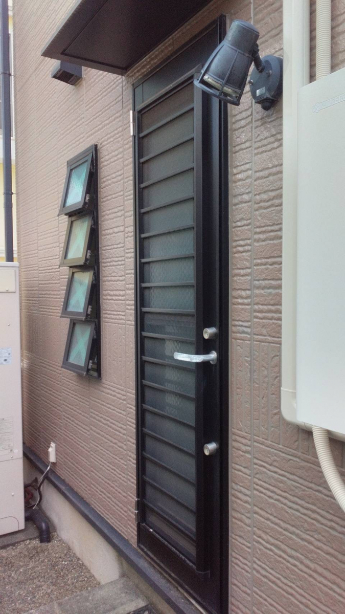 太陽トーヨーの【25/10/31】座間市 / 勝手口リフォーム / リシェント勝手口ドアの施工前の写真1