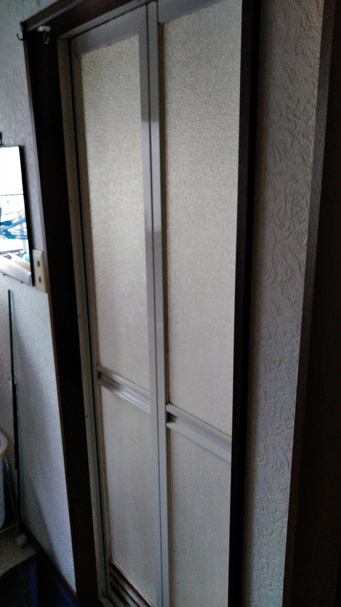 太陽トーヨーの【26/3/18】座間市 / 浴室リフォーム / 浴室中折れドアの施工前の写真1