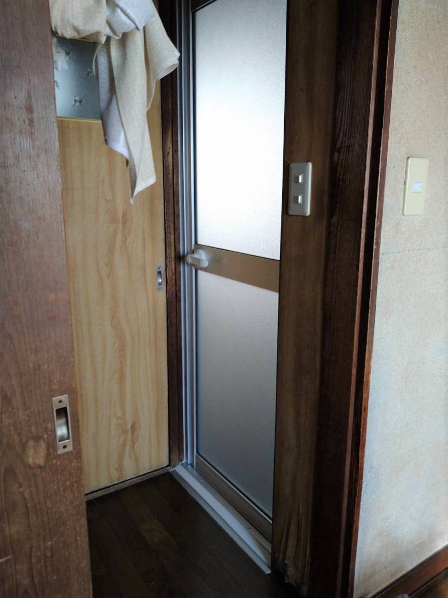 みもとトーヨー住器の腐ってしまった木製浴室ドアの取り替え工事の施工後の写真1